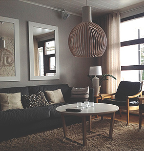 Tapetein ja kalustein uudistettu olohuone